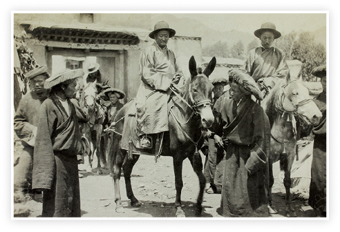 Shapés leaving Lhalu house